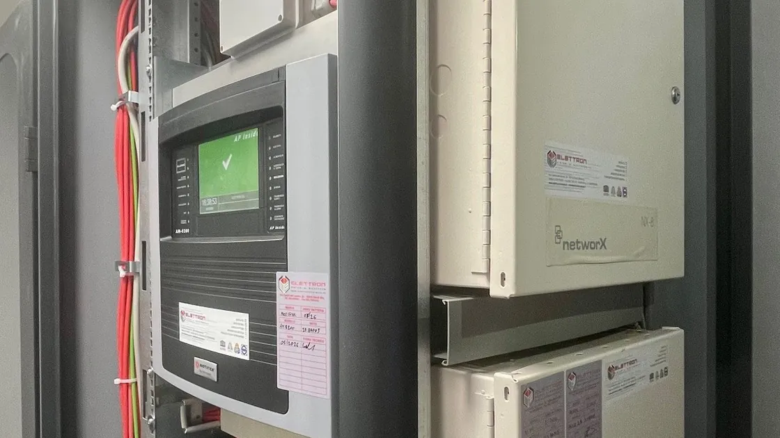 Centrale Notifier AM-8200 e moduli networX installati da Elettron in un armadio rack