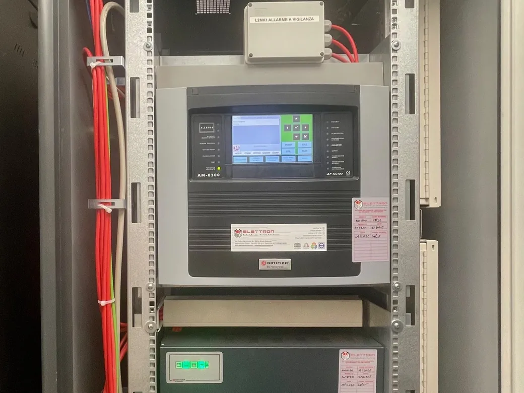 Centrale di rivelazione incendi Notifier AM-8200 installata e manutenuta da Elettron